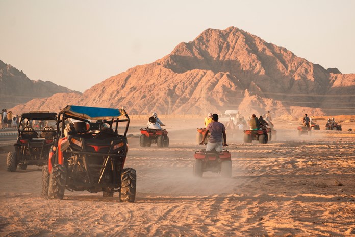 Keturračių motociklų safaris Egipto dykymoje.