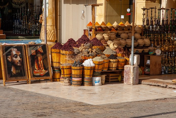 Suvenyrų parduotuvė turistinėje gatvėje Šarm aš Šeiche.